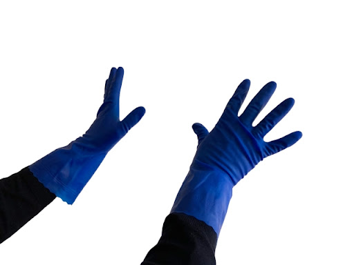 白い背景に青いゴム手袋を付けている画像