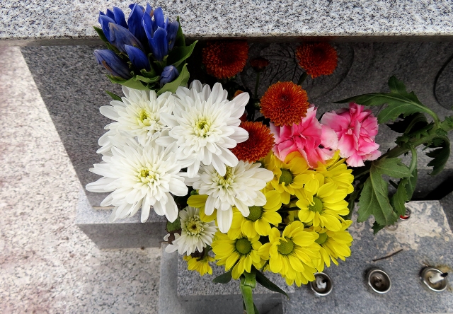 耐震施工を終えて花が供えられているお墓