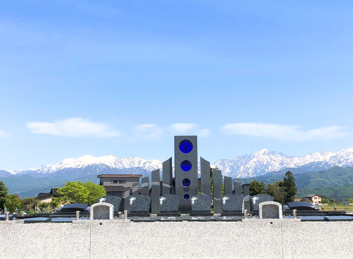 立山連峰を背景にした立山ふるさと墓苑モニュメント葬