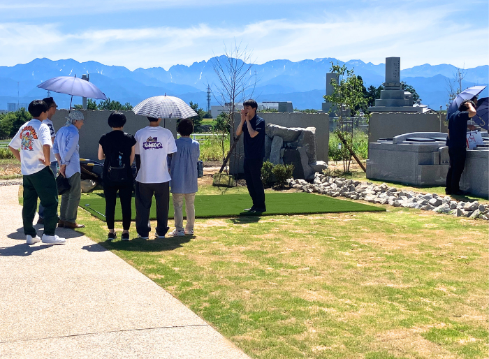富山市北部霊苑を見学する様子。"富山の樹木葬 後悔しないための事前確認イメージ。