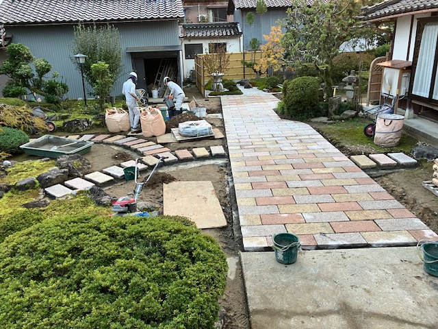 氷見市H邸の庭に施工した踏み石と石畳の仕上がり